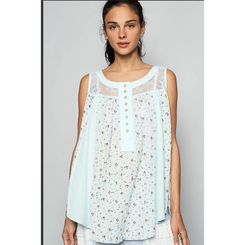 1️⃣ left . POL Multicolored Sleeveless Floral Pleated Blouse - Picture 1 of 4